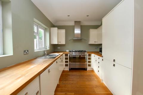 16 Agnes Avenue, Leigh-on-sea, SS9 3SX