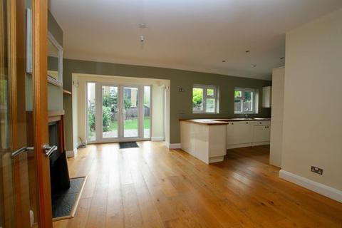 16 Agnes Avenue, Leigh-on-sea, SS9 3SX