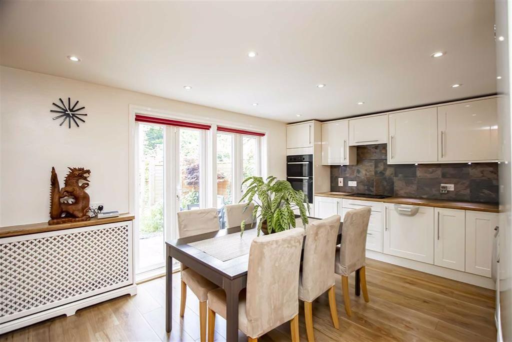Church Lees, Great Linford, Milton Keynes, Bucks 4 bed terraced house