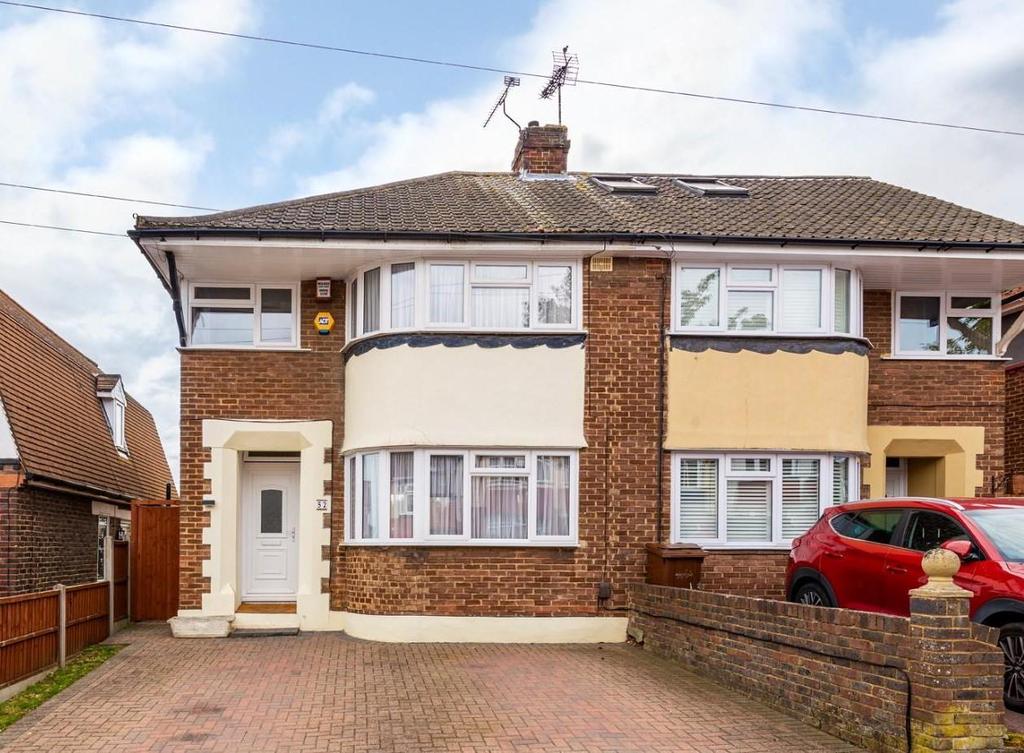 Hawthorne Avenue, Rainham 3 bed semidetached house £350,000