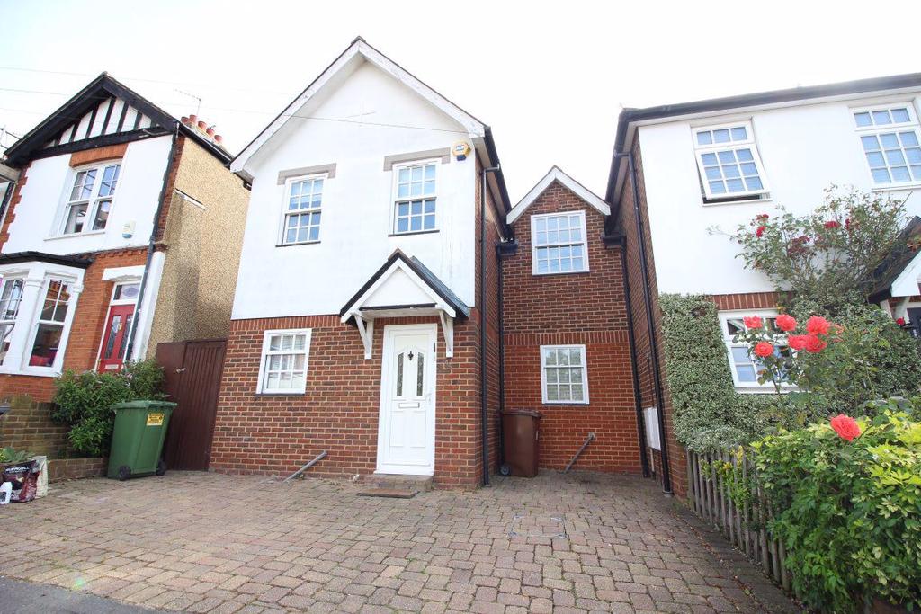 Merry Hill Mount, Bushey 3 bed house £1,695 pcm (£391 pw)