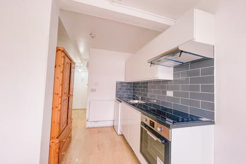 Studio to rent, Kember Street, Islington, London N1