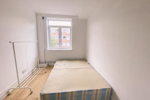 Studio to rent, Kember Street, Islington, London N1