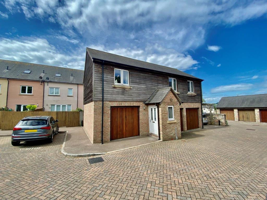 Penn Court, St. Marys Hill, St. Marys, Brixham TQ5 2 bed coach house £875 pcm (£202 pw)