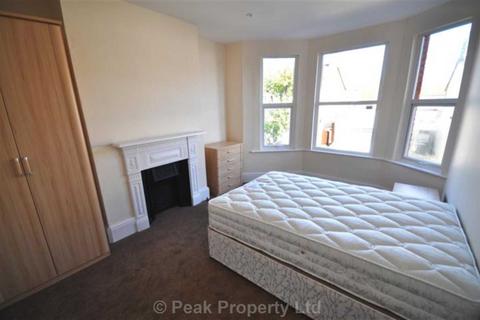1 bedroom in a house share to rent, St  Helens Road, Westcliff On Sea SS0