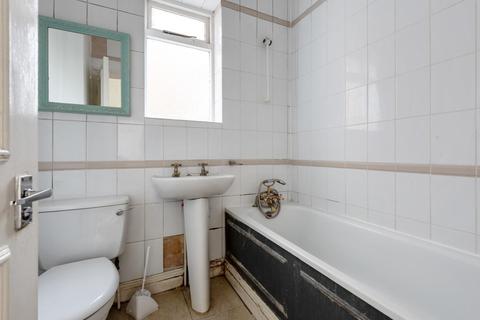 Flat 4, 2 Alexandra Park Road, London, N10 2AA