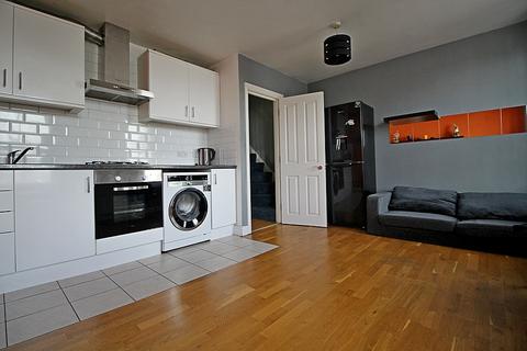 2 bedroom flat to rent, Windmill Road, Brentford, TW8