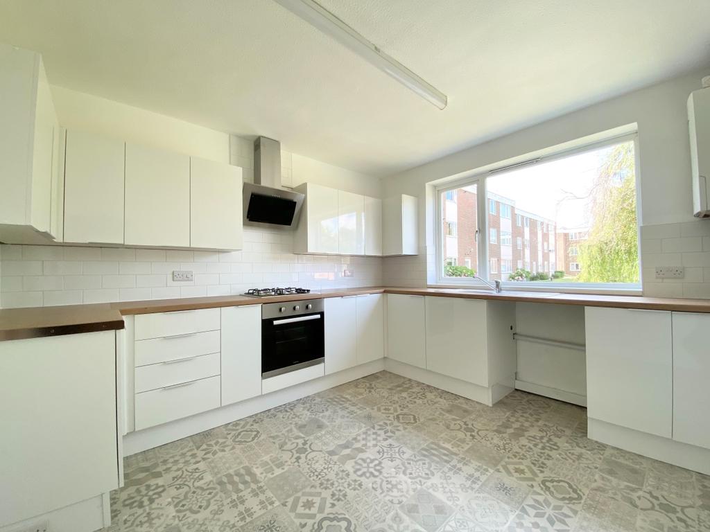 Sheldon Court Manor Road BN11 2 bed apartment £1,100 pcm (£254 pw)