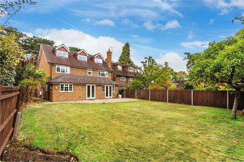 6 bedroom detached house to rent, Midway, Walton-on-Thames, Surrey, KT12