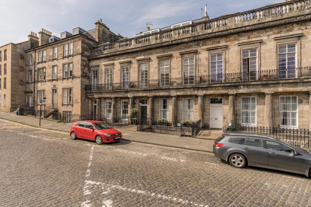 St Bernard's Crescent, Stockbridge, Edinburgh, EH4 2 bed flat £1,250