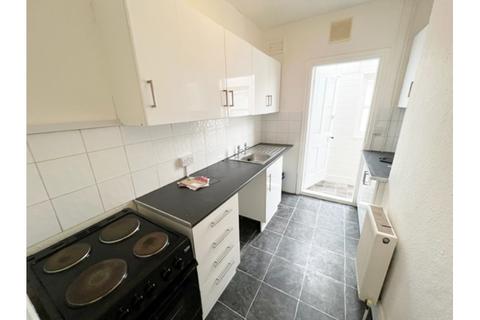 3 bedroom flat to rent, London Road, Leigh-on-Sea