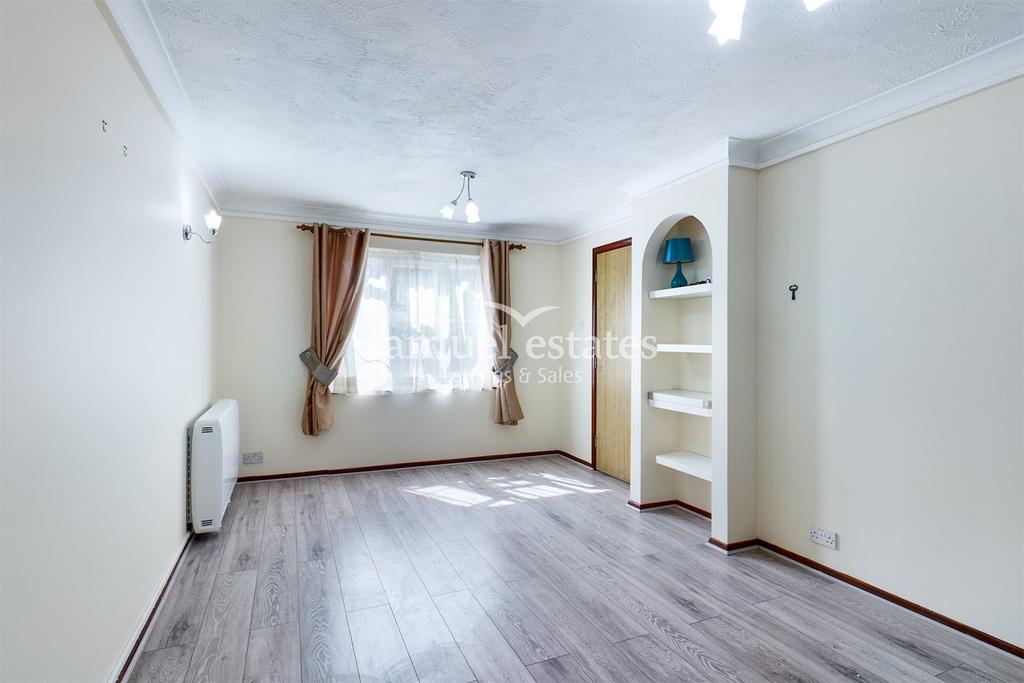 Lowry Crescent, Mitcham, CR4 2 bed flat £1,300 pcm (£300 pw)