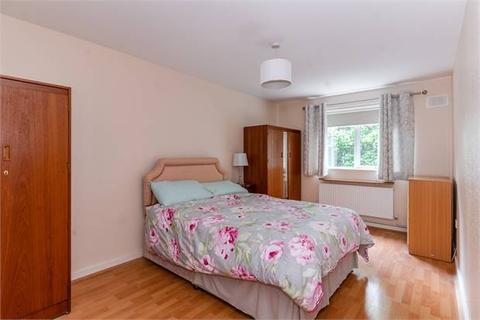 82 Garrick Close, Ealing, London, W5 1AT