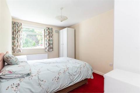 82 Garrick Close, Ealing, London, W5 1AT