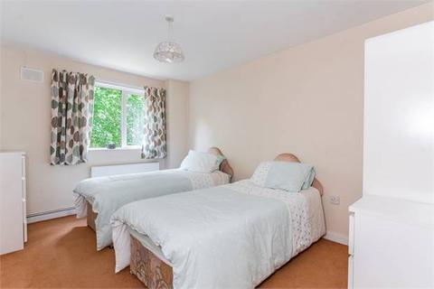 82 Garrick Close, Ealing, London, W5 1AT