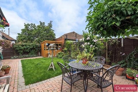 3 Barton Close, Shepperton, TW17 9AQ