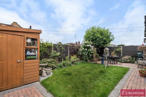 3 Barton Close, Shepperton, TW17 9AQ
