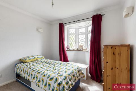 3 Barton Close, Shepperton, TW17 9AQ