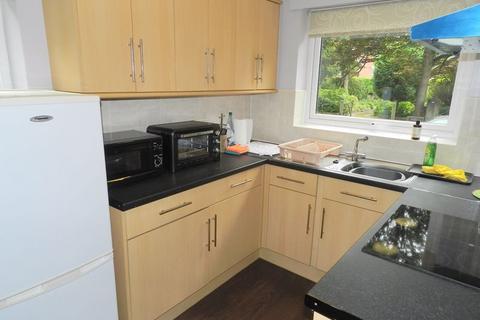 2 bedroom semi-detached house to rent, Shire Oak Road, Leeds