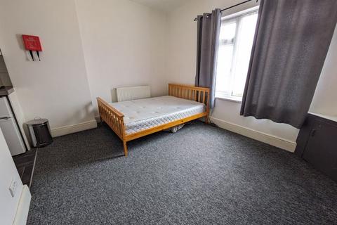 Studio to rent, Patchwork Row, Shirebrook