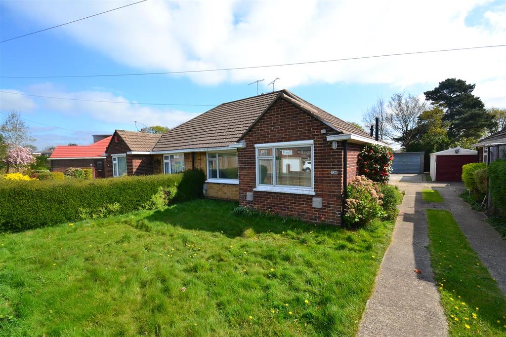 The Crescent, Horley 2 bed semidetached bungalow £1,300 pcm (£300 pw)