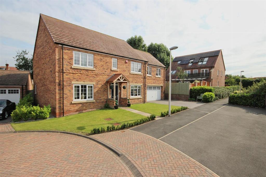 Larch Close, Beverley 5 bed detached house - £625,000