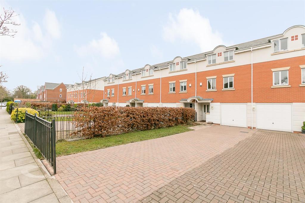 The Wickets, Moor Road North, Gosforth 4 bed townhouse £1,200 pcm (£