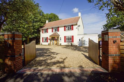 Greenfields Bishops Farm Close, Oakley Green, Windsor, SL4 5UN