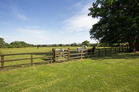 Greenfields Bishops Farm Close, Oakley Green, Windsor, SL4 5UN