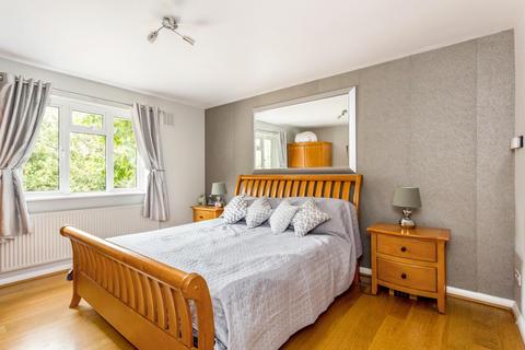 Greenfields Bishops Farm Close, Oakley Green, Windsor, SL4 5UN
