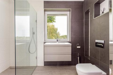 Greenfields Bishops Farm Close, Oakley Green, Windsor, SL4 5UN