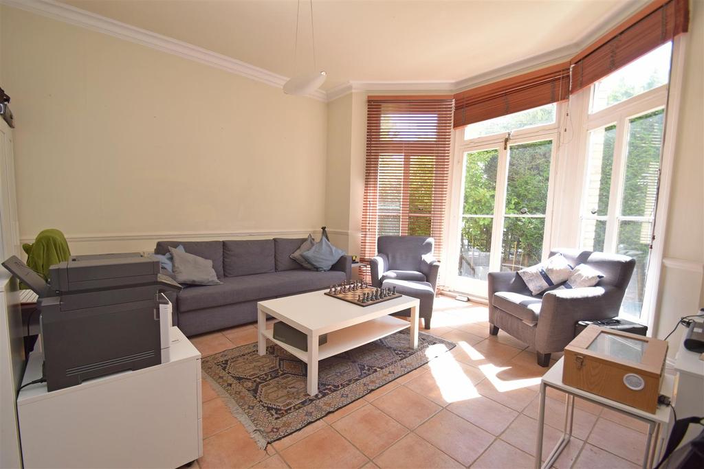 Park Road, East Twickenham 2 bed flat £1,850 pcm (£427 pw)