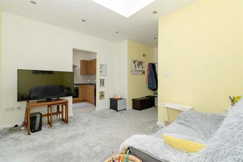 Flat 1, 1 Becket Road, Worthing, BN14 7EY
