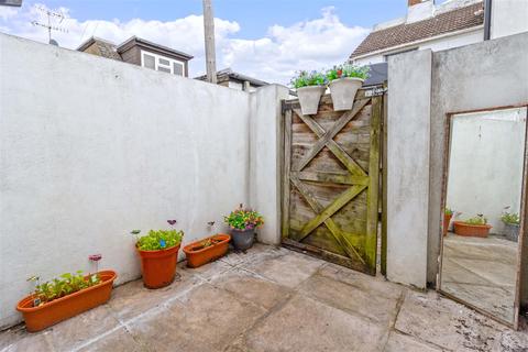 Flat 1, 1 Becket Road, Worthing, BN14 7EY