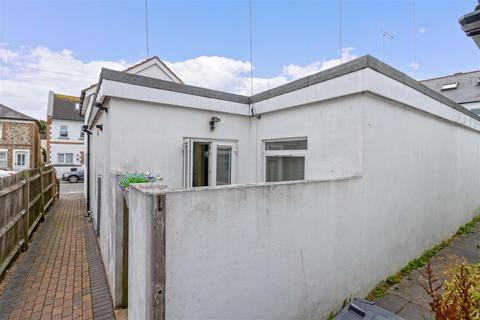 Flat 1, 1 Becket Road, Worthing, BN14 7EY