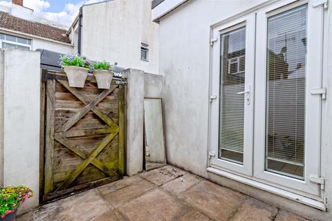 Flat 1, 1 Becket Road, Worthing, BN14 7EY