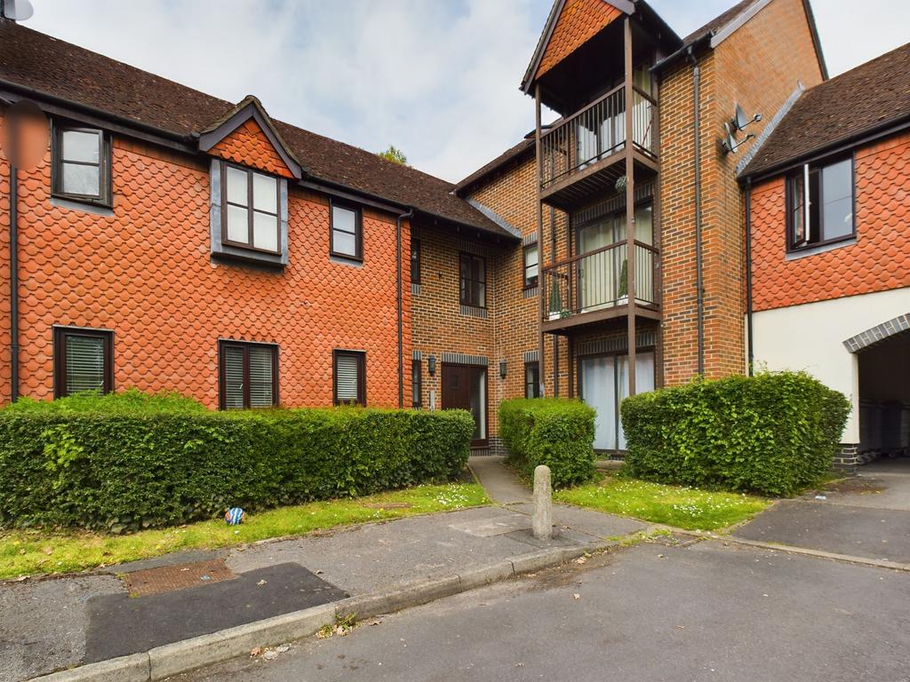 Christy Court, Tadley, RG26 1 bed flat £900 pcm (£208 pw)