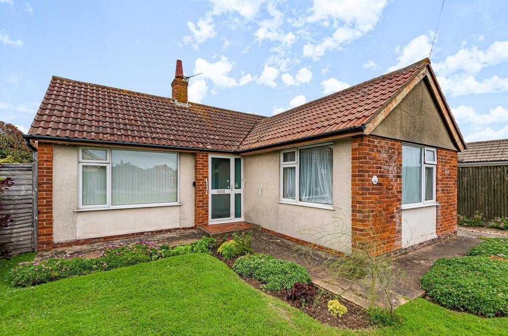 Grafton Road, Selsey, PO20 2 bed detached bungalow - £345,000