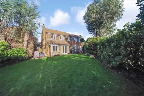 15 Bunyan Close, Tring, HP23 5PS