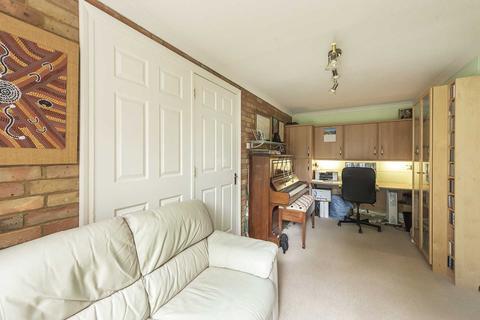11 Brookfield Close, Tring, HP23 4ED
