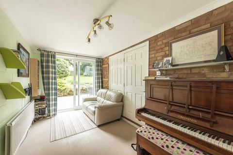 11 Brookfield Close, Tring, HP23 4ED