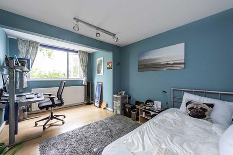 11 Brookfield Close, Tring, HP23 4ED