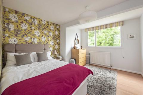 11 Brookfield Close, Tring, HP23 4ED