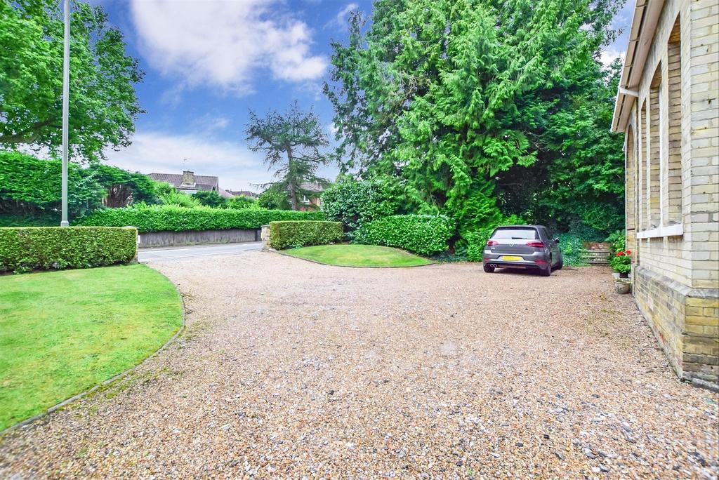 Blackborough Road, Reigate, Surrey 2 bed ground floor flat for sale £300,000