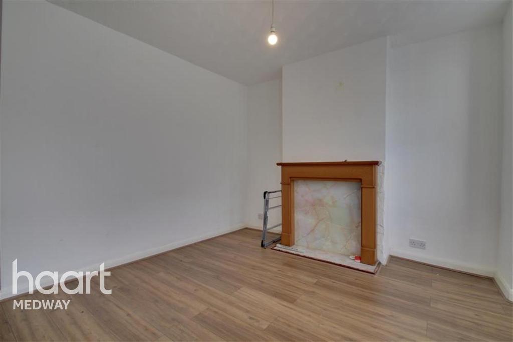 Baden Road, Gillingham, ME7 3 bed terraced house £900 pcm (£208 pw)
