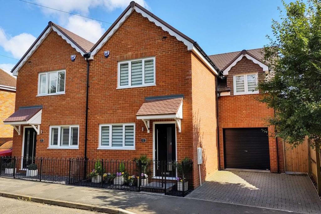 Old Crabtree Lane, Hemel Hempstead 3 bed semidetached house £485,000