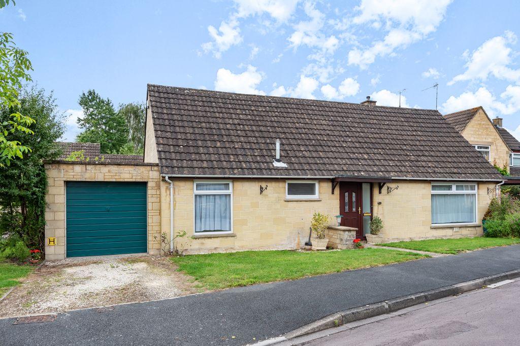 Cherry Tree Drive, Cirencester GL7 1PJ 4 bed detached bungalow £350,000