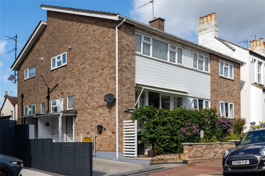 Cliff Road, LeighonSea, SS9 2 bed ground floor flat £375,000