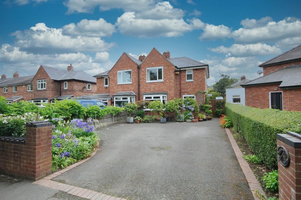 Caughall Road, Upton 3 bed semidetached house £280,000