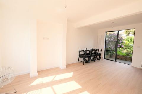2 Littlejohn Road, Orpington, BR5 2BX